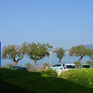 Les Pieds Dans L'eau Saint-Cyr-sur-Mer